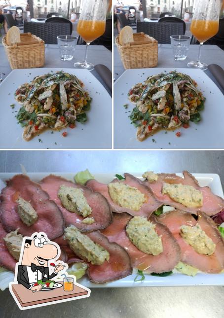 La cibo e interni del ristorante
