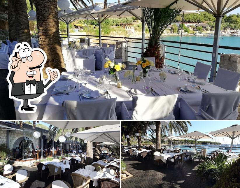 Siediti a un tavolo di Zori Timeless Hotel & Restaurant