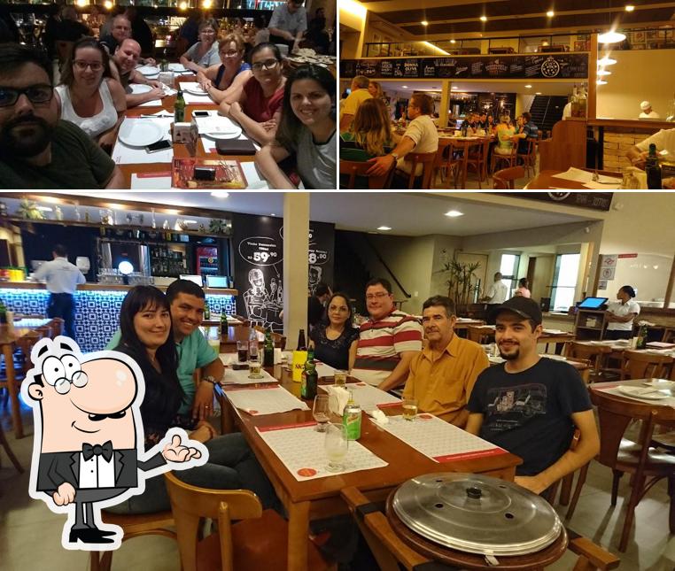 Sente em uma das mesas no Donna Oliva Pizzaria
