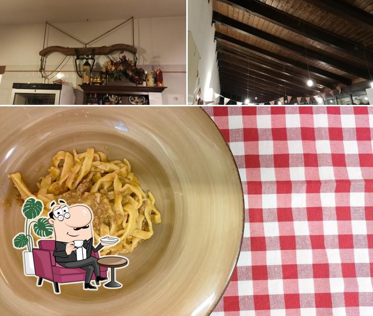 Questa è la foto che presenta la interni e cibo di ristorante il cigliere del rustico