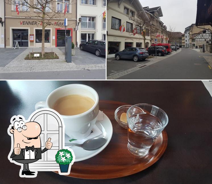 Dai un’occhiata alla foto che raffigura la esterno e bevanda di Restaurant Karussell