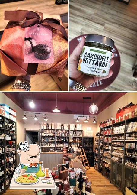 Questa è la immagine che presenta la cibo e interni di MangioVino