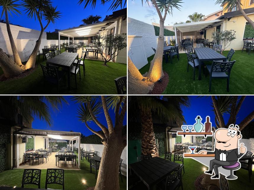 Dai un'occhiata agli interni di Arco Bar