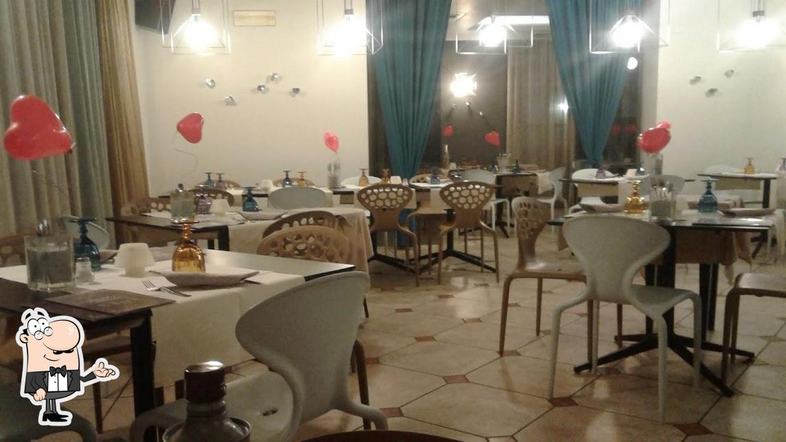 Siediti a un tavolo di Pizzeria con cucina Da Sandro