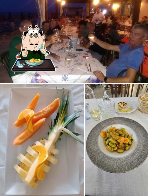 Questa è la immagine che presenta la cibo e tavolo da pranzo di Orlando