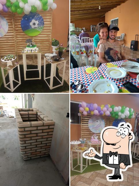Sente em uma das mesas no Restaurante Estação Rural