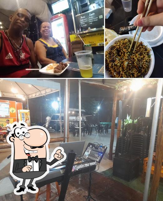 Entre diversos coisas, interior e comida podem ser encontrados no Kintal Do Food