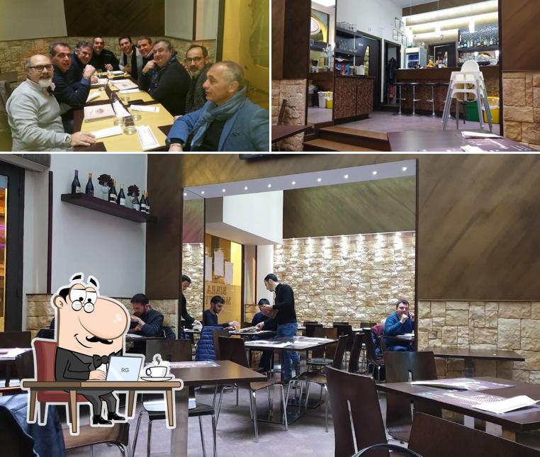 Dai un'occhiata agli interni di Pizzeria Hamburgeria Passione Eterna