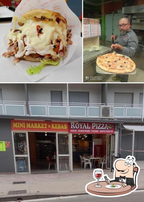 Guarda la foto che presenta la cibo e interni di Royal Pizza