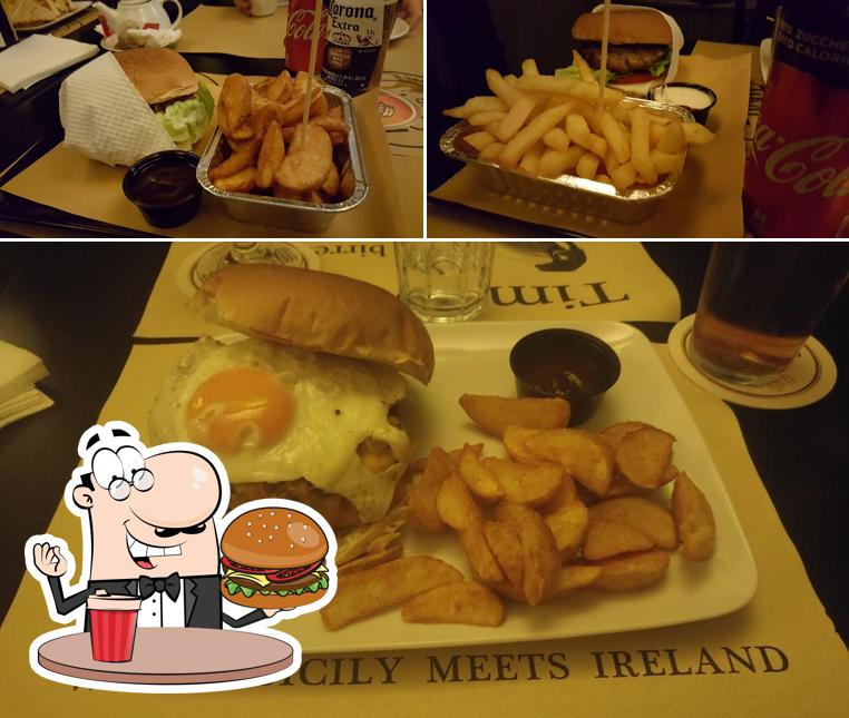 Prenditi un hamburger a Time Out Pub