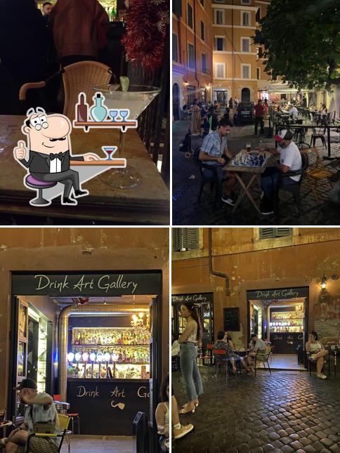 Gli interni di Drink Art Gallery