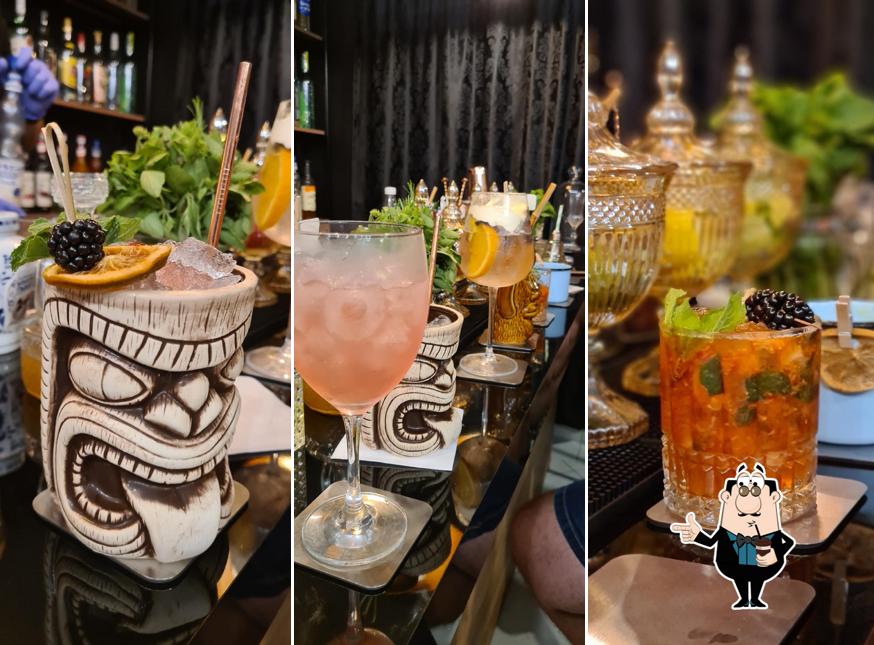 Desfrute de uma bebida no Cometa Bartender's