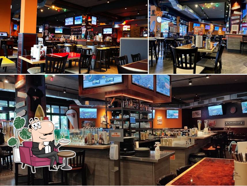 Nehmt an einem der Tische im Hooters Hamburg St. Pauli Platz