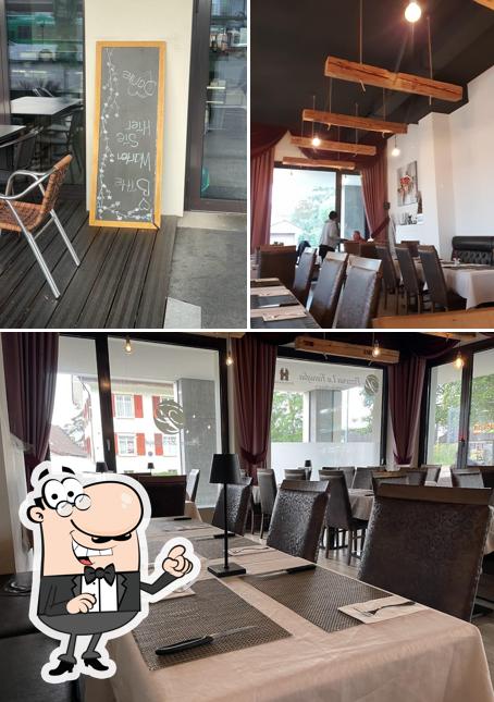 Siediti a un tavolo di Pizzeria La Famiglia
