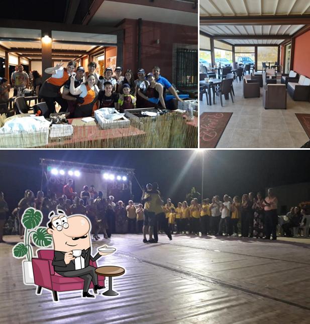 Dai un'occhiata agli interni di Rosy Bar