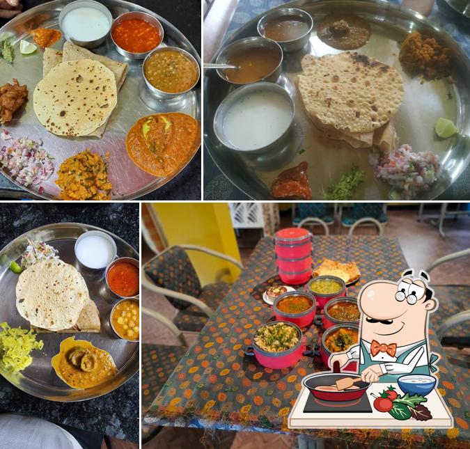 Chicken curry at Shree Swami Chaitanya Bhojnalay