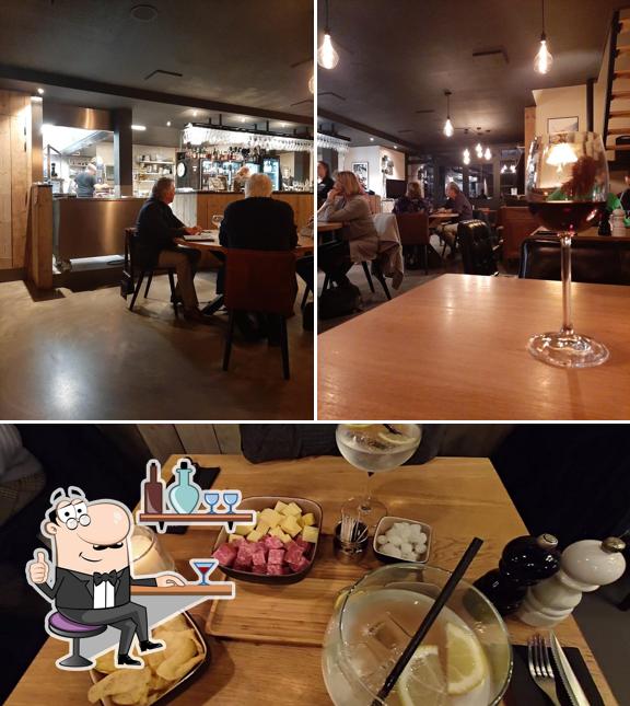 L’image de la intérieur et nourriture de De Grill’s