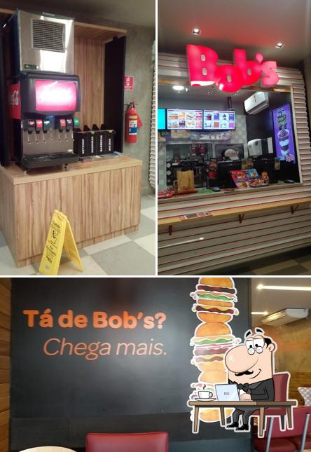 Sente em uma das mesas no Bob's