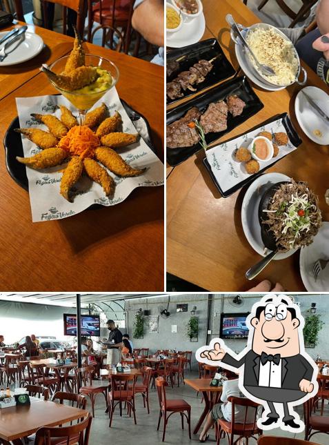 Sente em uma das mesas no Feijão Verde