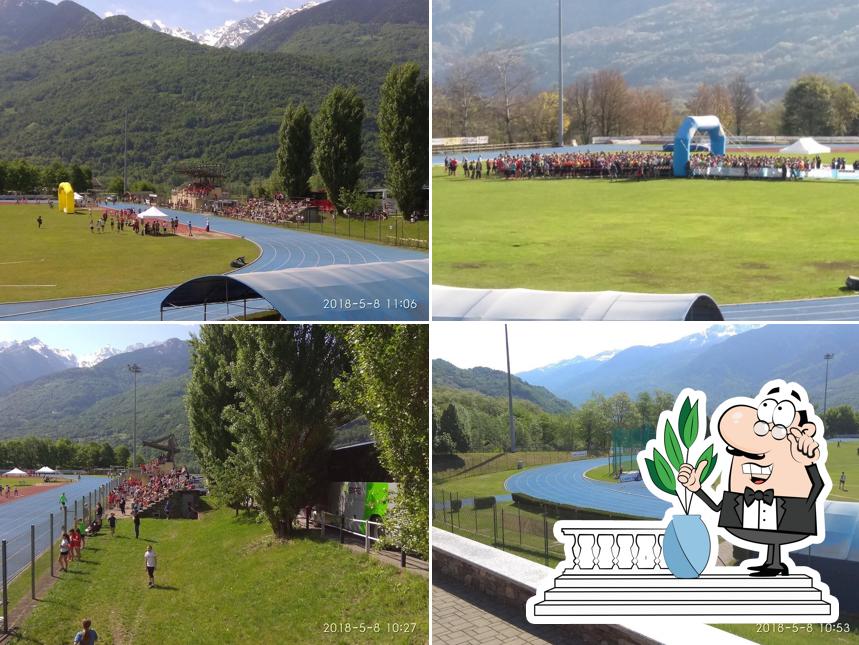 Puoi goderti l'aria fresca da seduto all'esterno di Bar Centro Sportivo