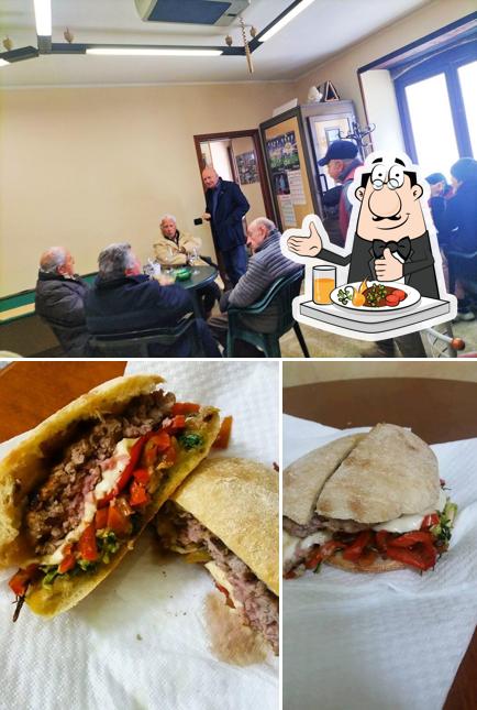 Bar Dell'arco si caratterizza per la cibo e interni