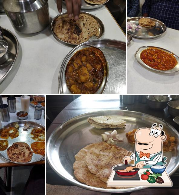 Chicken curry at Maganlal Bhakhri Shak Wala, Gayatri Restaurant