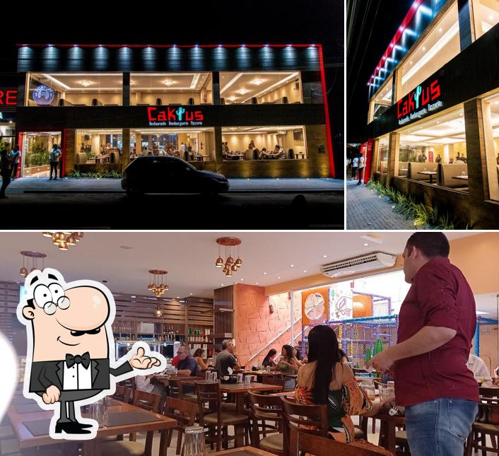 Sente em uma das mesas no Caktus Restaurante Hamburgueria e Pizzaria