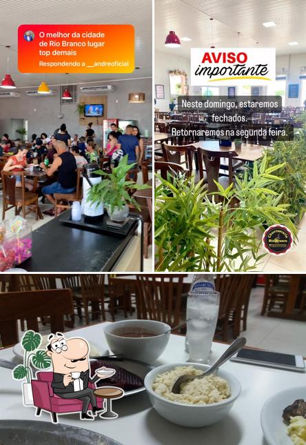 Sente em uma das mesas no Churrascaria Rio Branco