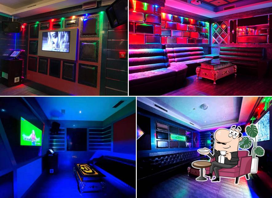 Dai un'occhiata agli interni di PolyGram KTV Karaoke