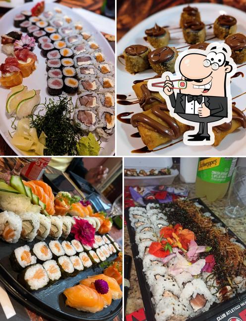 Rolos de sushi são oferecidos por Restaurante Japonês - SUSHI 77