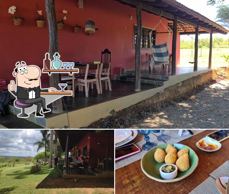 Sente em uma das mesas no Casa da Colina