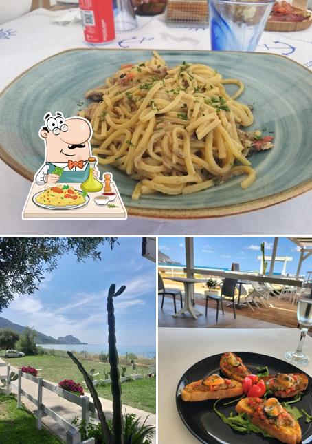 La Playa Del Tirreno si caratterizza per la cibo e esterno