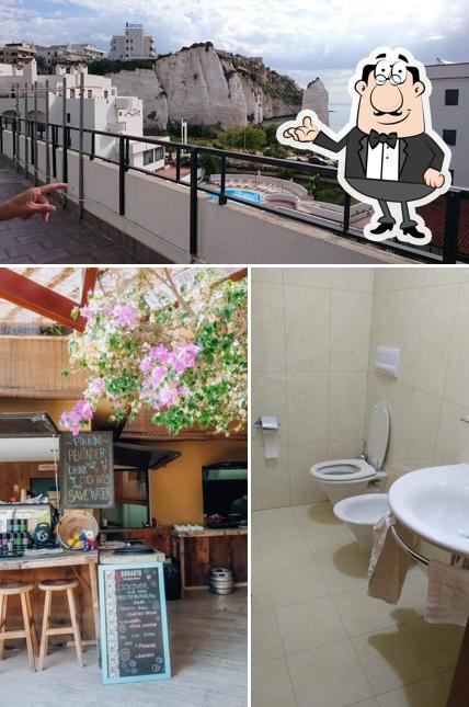 Siediti a un tavolo di Bikini Hotel