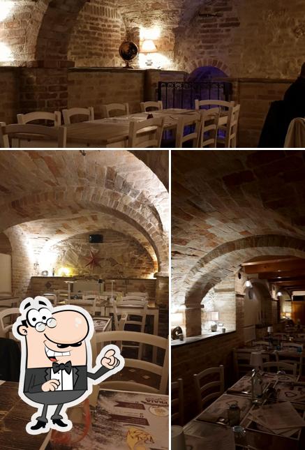 Siediti a un tavolo di Biruta