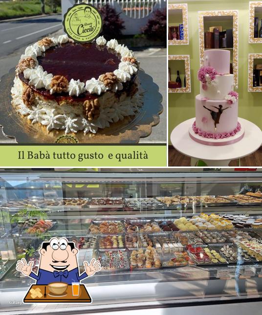 La cibo e interni del ristorante
