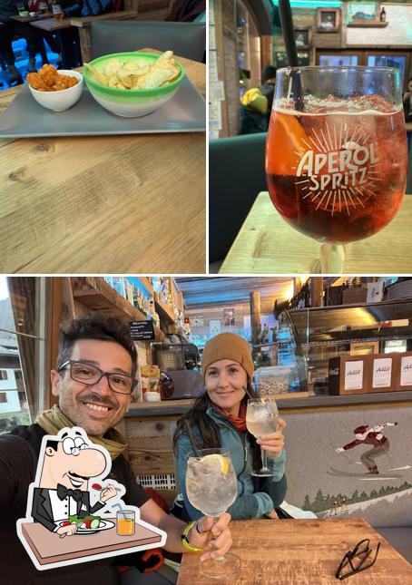 Tra le varie cose da Ski bar canazei si possono trovare la cibo e bancone da bar