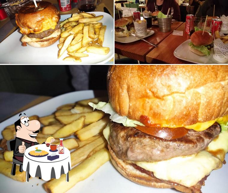 Gustati uno dei tipi di hamburger disponibili a Ines Stube