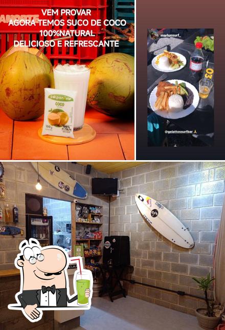 Desfrute de uma bebida no Gelattos Surf Bar