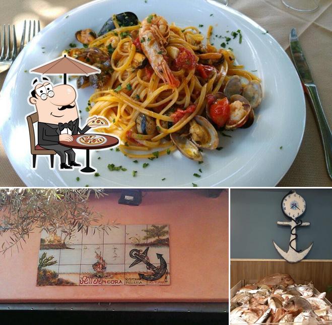 La foto di esterno e bevanda da All'Ancora