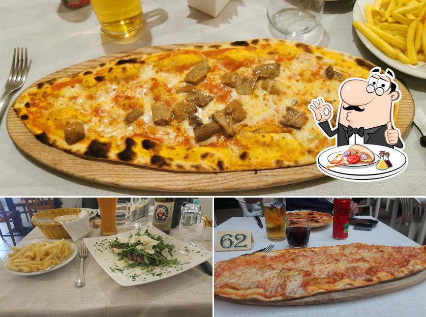 Prenditi una pizza a Pizzeria Ristorante Marechiaro