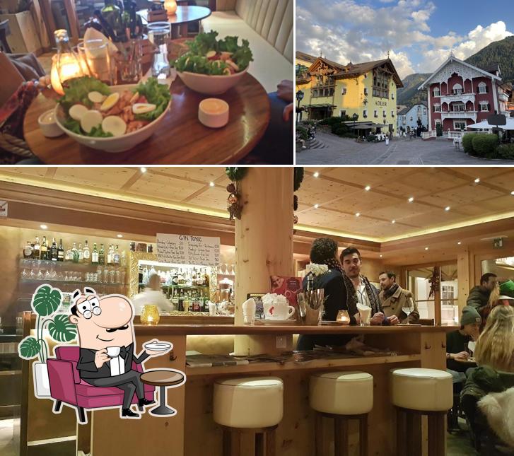 Dai un'occhiata agli interni di Cafè Adler