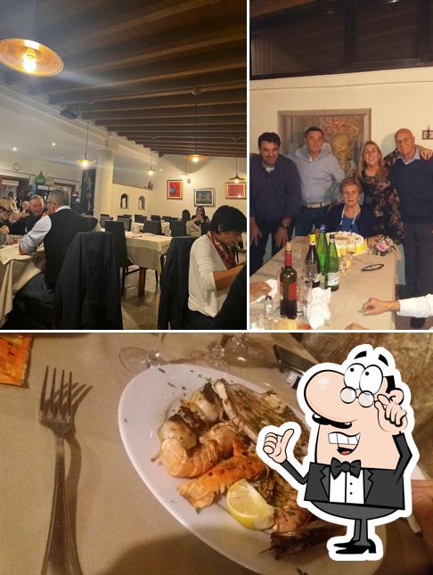 Tra le varie cose da Trattoria S. ANTONIO si possono trovare la interni e cibo