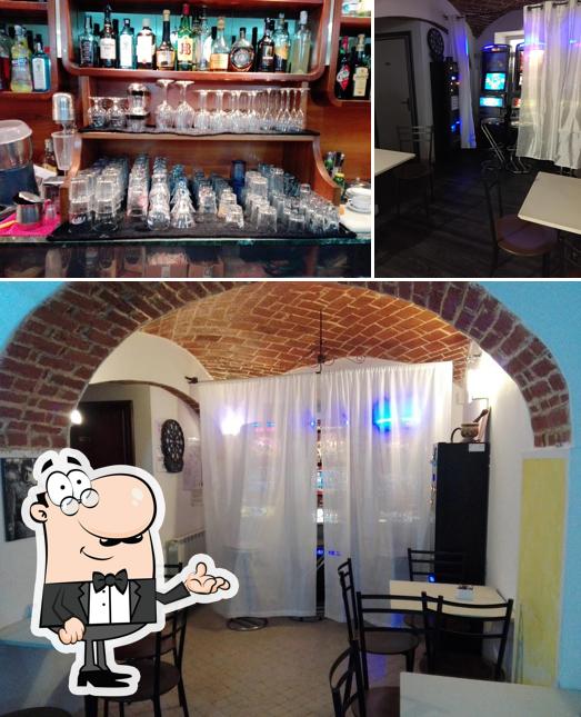 Dai un'occhiata agli interni di Bar Momento