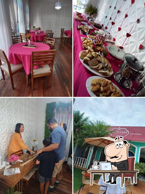Sente em uma das mesas no Cafeteria Coffe Cake Sabor e Arte