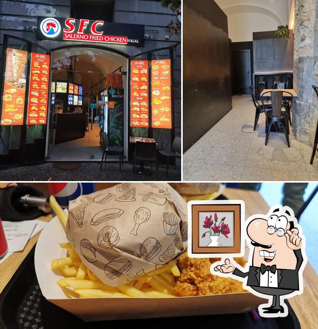 La foto della interni e cibo di Salerno Fried chicken