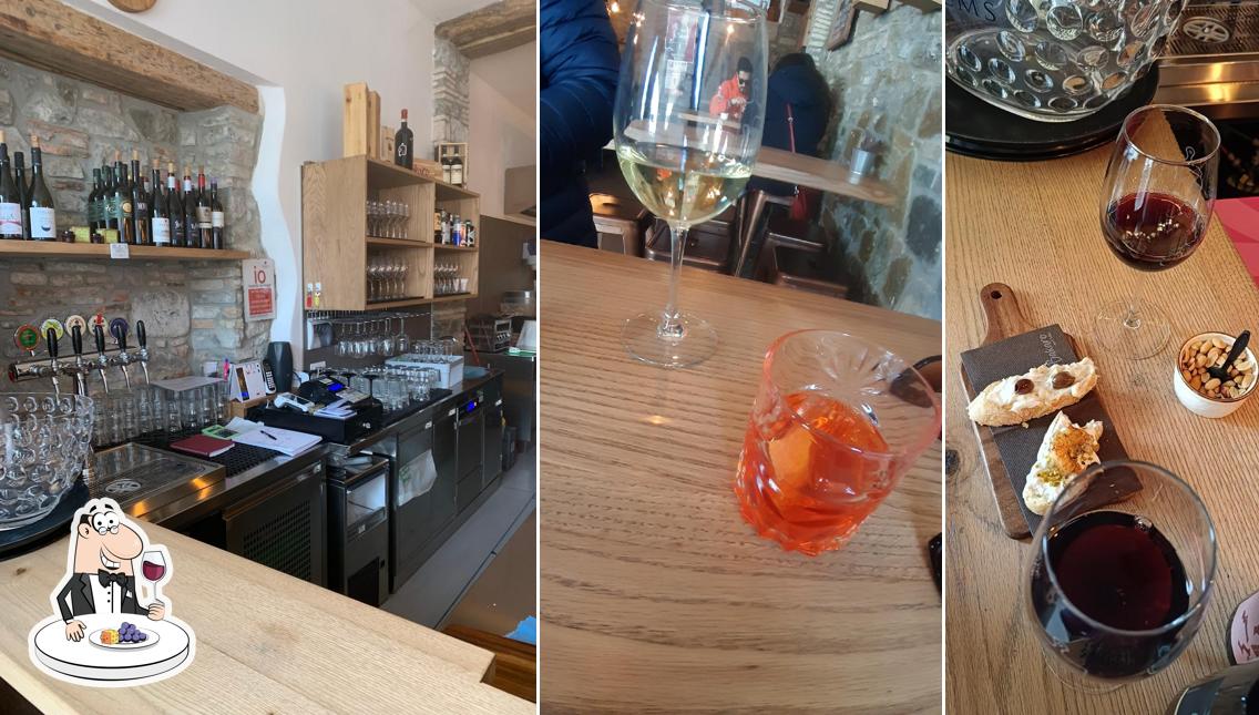 È gradevole prendersi un bicchiere di vino a Al Bakaro