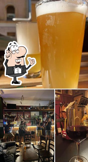 Dai un'occhiata agli interni di Johnny's Place Pub