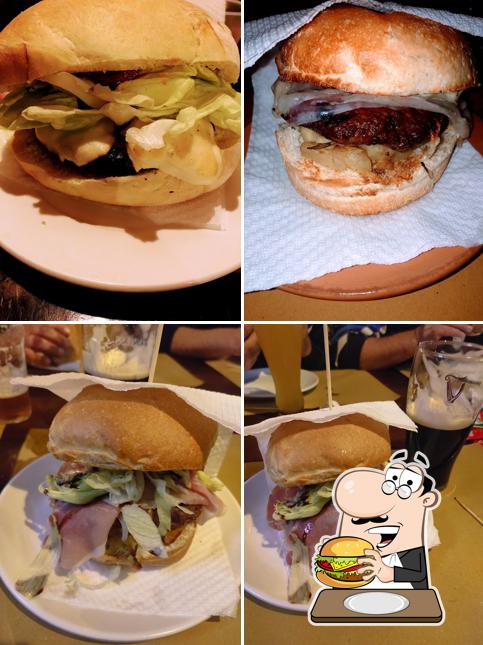 Prenditi un hamburger a Geminus Pub