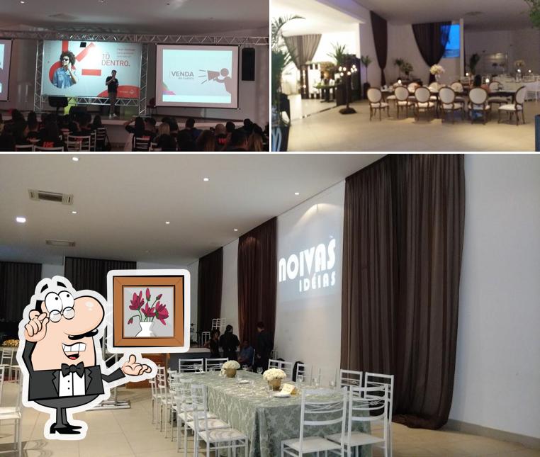 Sente em uma das mesas no Buffet Caversan