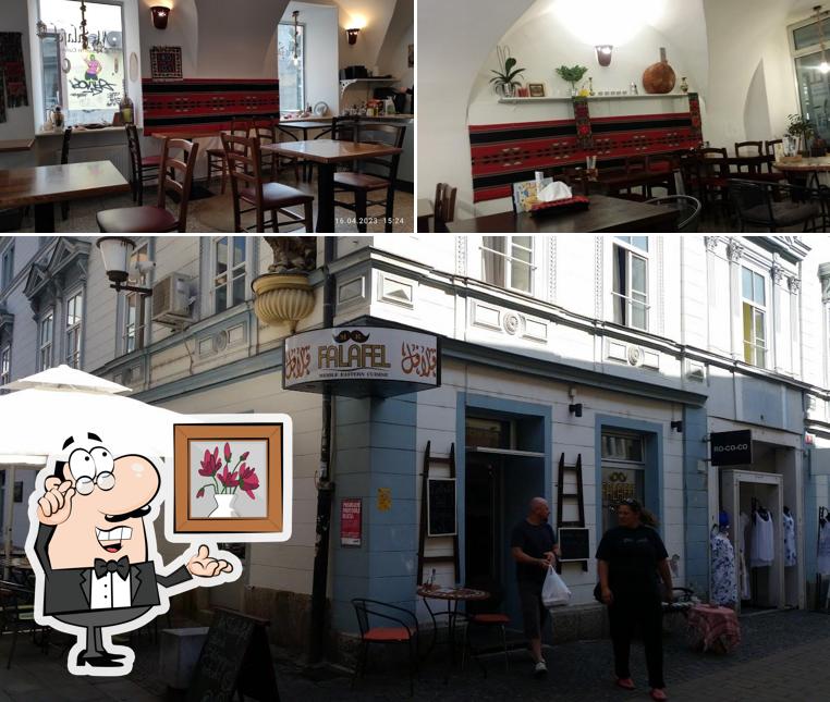 Dai un'occhiata agli interni di Mr. Falafel